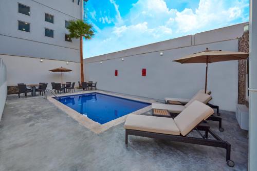 Úszómedence, Extended Suites Monterrey Aeropuerto in Apodaca