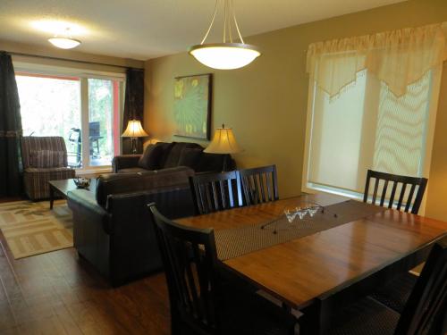 設施, 克里克鄉村酒店 (Village Creek Country Inn) in 索斯比 (AB)