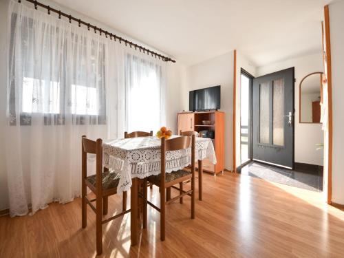  Apartment Nikola-2, Ferienwohnung in Privlaka