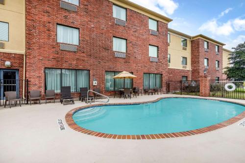 Comfort Suites Ennis - image 8