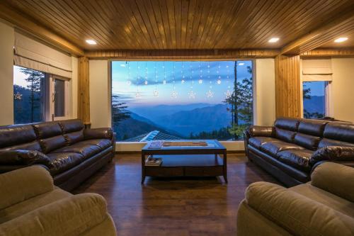 . StayVista at The Corner House 4BR with Scenic View Deck