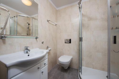 Twin Room image 6