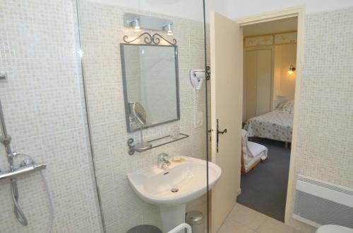 Auberge des Balastres Set in a prime location of Fontvieille, Auberge des Balastres puts everything the city has to offer just outside your doorstep. Both business travelers and tourists can enjoy the propertys facilities