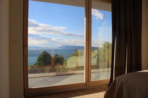 Villa Yanko, free parking, heated pool, sea view, own children's playground, excellent facilities