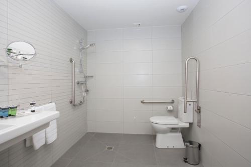 Standard Double Room image 9