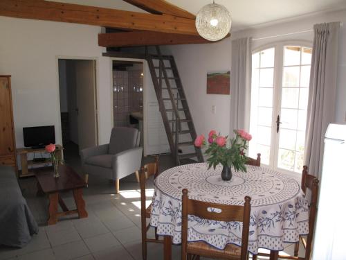 Residence Miro, gites climatises avec piscine et tennis
