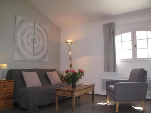 Residence Miro, gites climatises avec piscine et tennis
