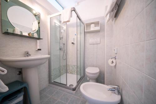Standard Double or Twin Room image 8