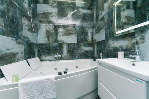 Studio with Spa Bath image 10