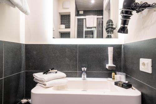 Classic Double Room with Balcony image 10