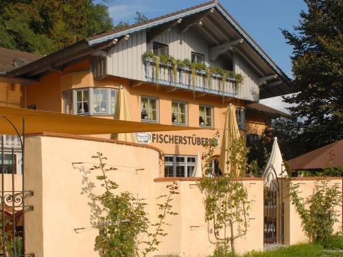 Fischerstuberl Attel 5.6km von BELACQUA.theater entfernt