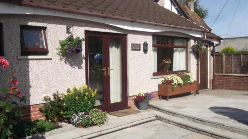 Green Meadows Annexe, Three Crosses