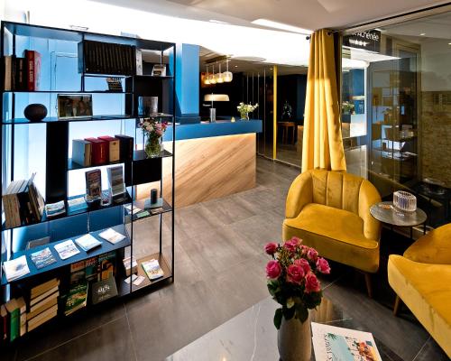 Shared lounge/TV area