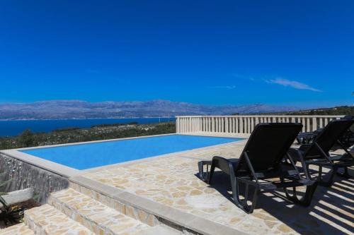  Luxury villa in Supetar with pool, Unterkunft in Supetar