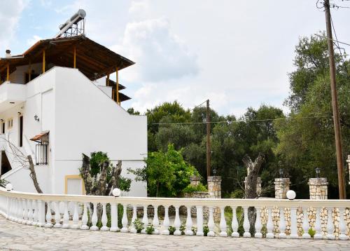Corfu Room apartments in a piecefull and full of olive trees location chambre d'hôte Ágios Matthaíos