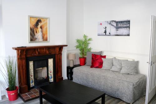 3 Fitzhamon Embankment APARTMENTS - image 3