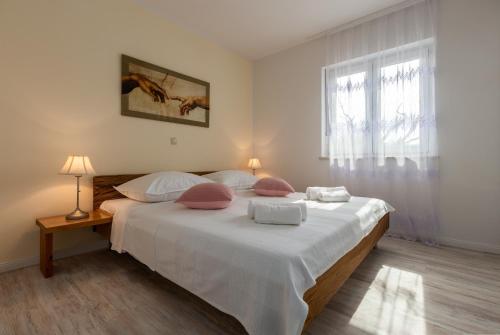 Villa Deni - Four Bedroom Villa with Pool