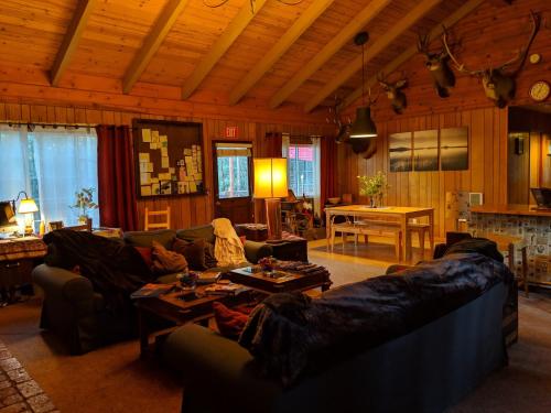 The Red Rooster Lodge - main image