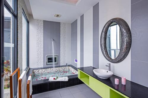 Deluxe King Room-mini KTV (Check-in after 20:00) image 3