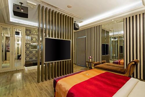 Deluxe King Room-mini KTV (Check-in after 20:00) image 2