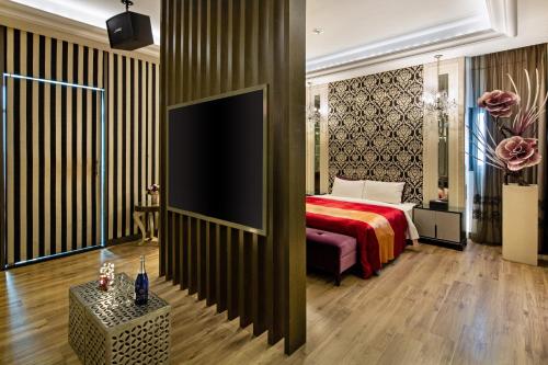 Deluxe King Room-mini KTV (Check-in after 20:00) image 4