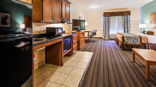 Best Western Plus Seminole Hotel & Suites - image 7