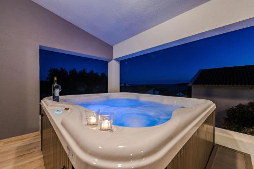 Bozi, luxury penthouse with jacuzzi