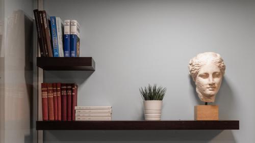 One-Bedroom Apartment image 5