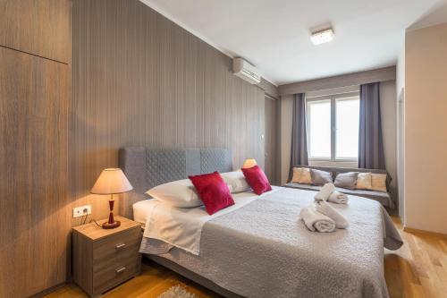 Golden Split Rooms, Split
