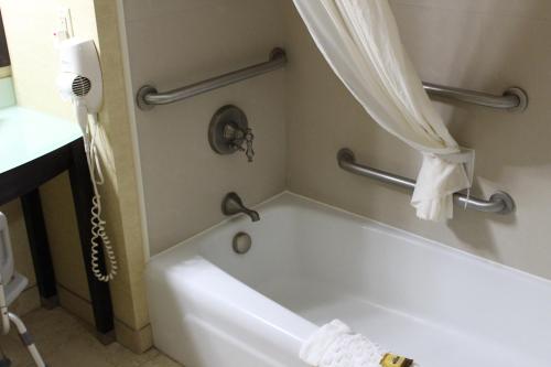 Fürdőszoba, Rodeway Inn in Portage (Indiana)