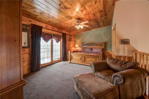 Bear Hyde 3 Bedrooms Sleeps 10 Walk to Resort Pool Fitness Game Room - main image
