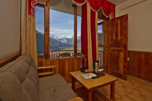 Sarthak Resorts-Reside in Nature with Best View, 9 kms from Mall Road Manali