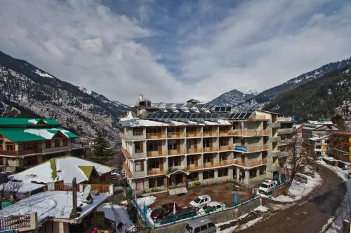 Sarthak Resorts-Reside in Nature with Best View, 9 kms from Mall Road Manali