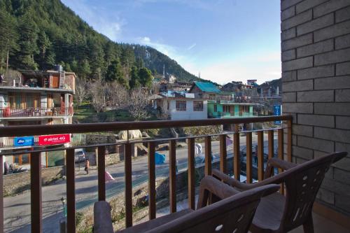Sarthak Resorts-Reside in Nature with Best View, 9 kms from Mall Road Manali