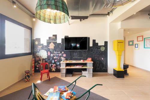 Parque infantil, greet hotel Beaune in Beaune