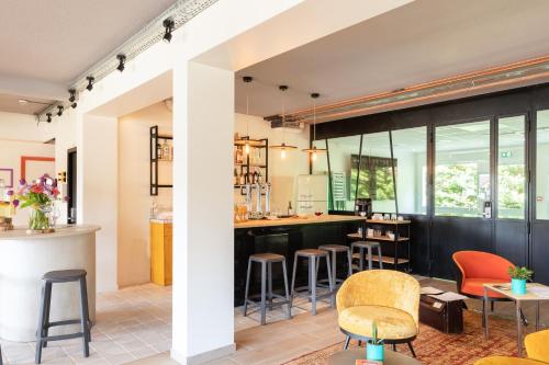 Bar/ Salón, greet hotel Beaune in Beaune