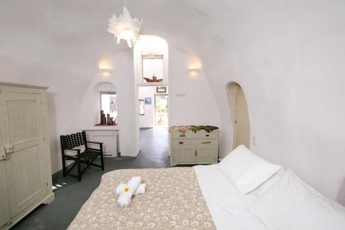 Agrilia secluded cave house