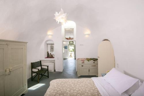 Agrilia secluded cave house