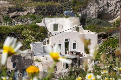 Agrilia secluded cave house