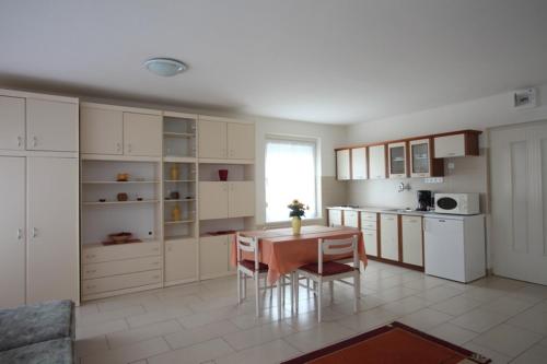 Siesta Apartmanház Balatonfüred (Siesta Apartmanhaz Balatonfured) in バラトンフレッド