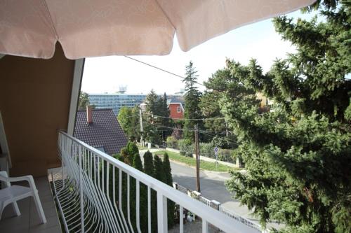 Siesta Apartmanház Balatonfüred (Siesta Apartmanhaz Balatonfured) in バラトンフレッド