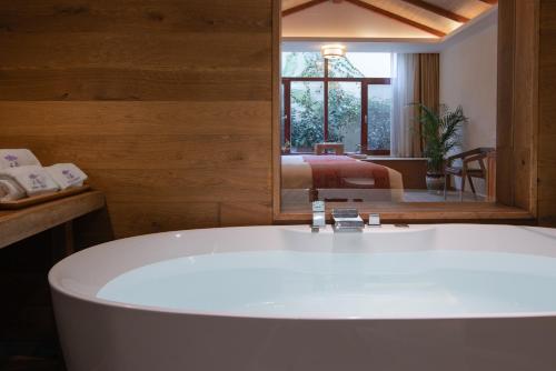 อ่างแช่น้ำร้อน, The Apsara Lodge-Airport or TS Free pick-up over 3 nights in บิ๊ก บันยัน ทรี