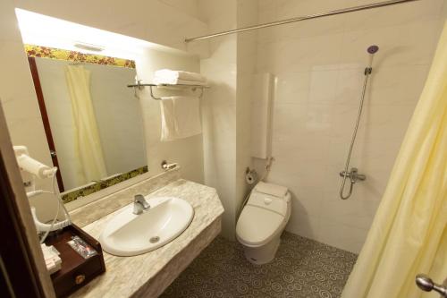Bathroom, Dragon King 1 Hotel in Dalat