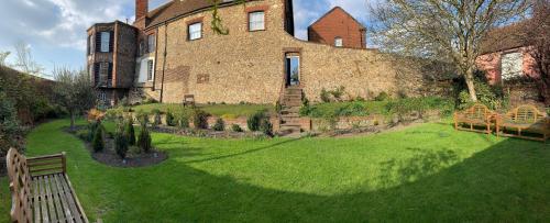 โรงแรมคาสเซิลเฮาส์ (Castle House Hotel) in แคนเทอร์บิวรี