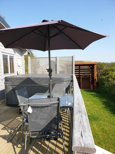 Ruth's Retreat Shropshire Countryside Lodge with private hot tub & great views 4