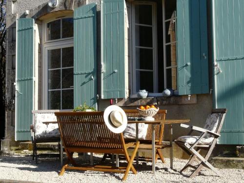 French Holiday home in Grezels with terrace and country views gîte à louer Grézels