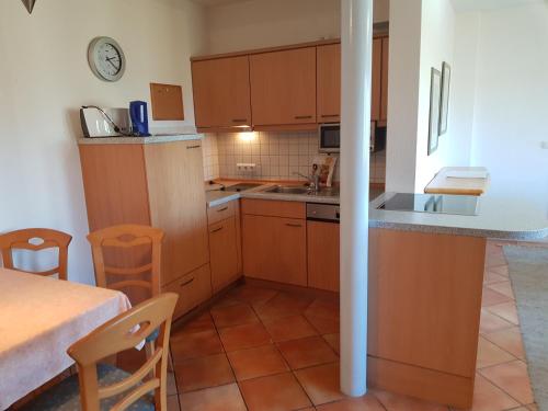 Kitchen, Ferienwohnung Monchgut 1 mit Wintergarten und Terrasse in Altensien