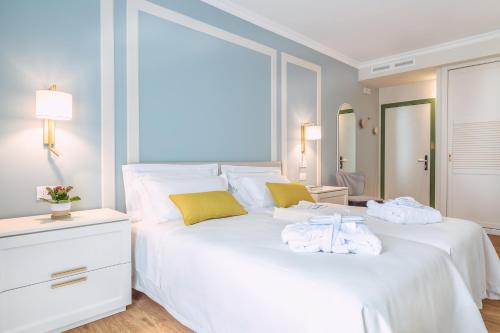 Sky Pool Hotel Sole Garda The 3-star Hotel Sole Garda offers comfort and convenience whether youre on business or holiday in Garda. The property features a wide range of facilities to make your stay a pleasant experience. All