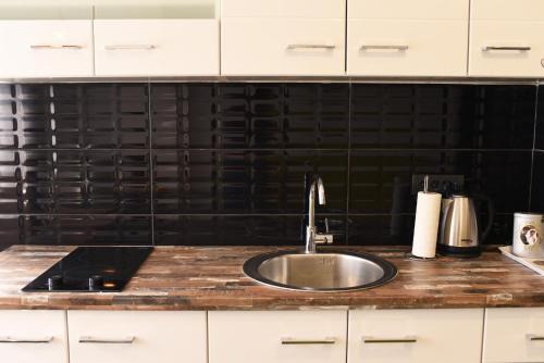 Golden Mirror Apartment - image 3