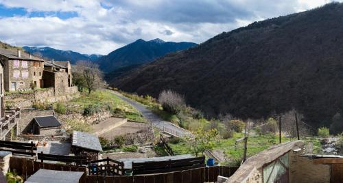 Le nid d' évol gite avec balnéo,terrasse et vue sur la montagne (Le nid d' evol gite avec balneo,terrasse et vue sur la montagne) in Olette
